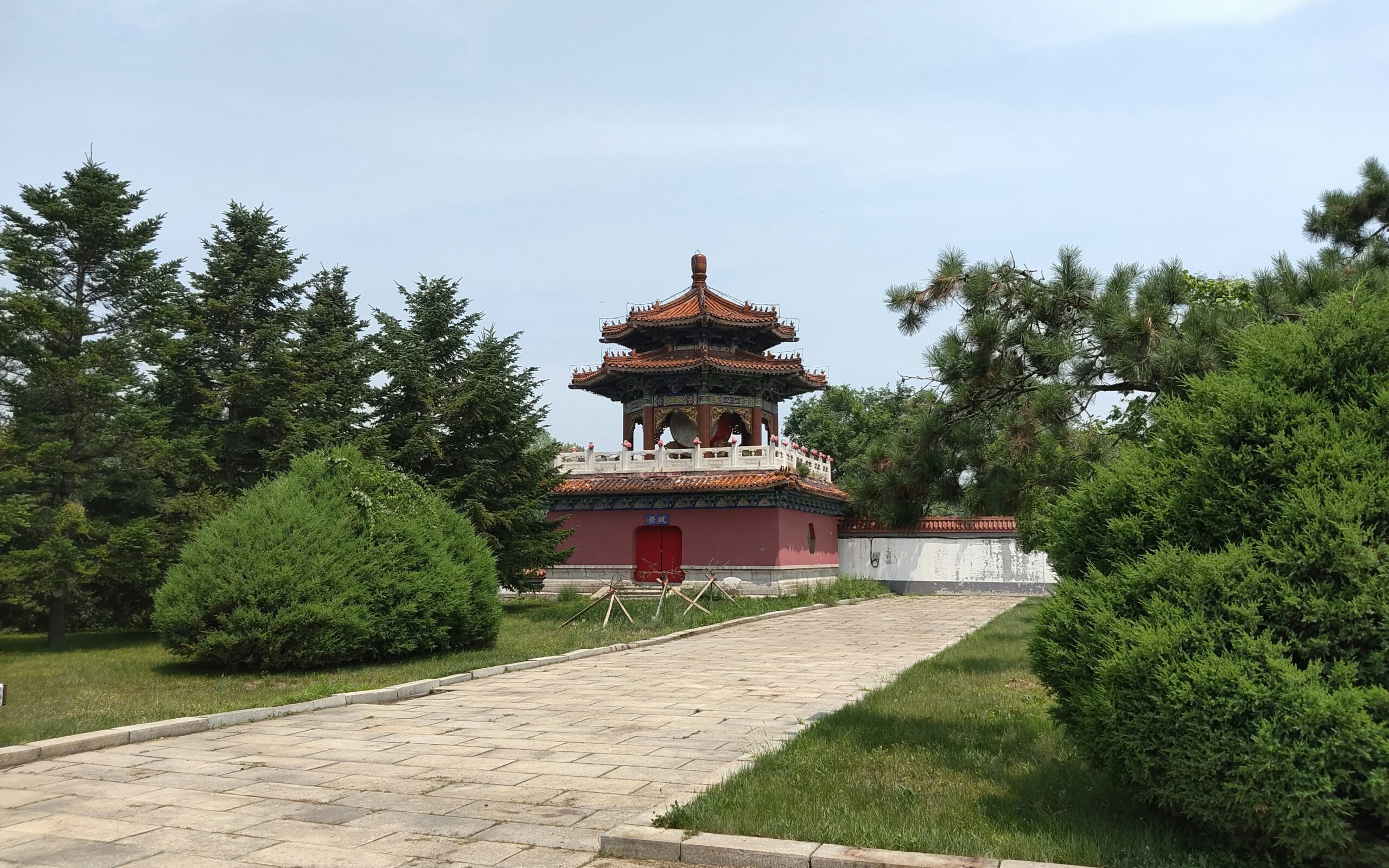 Discover Qianshan Scenic Area, home to sacred temples and mountain landscapes